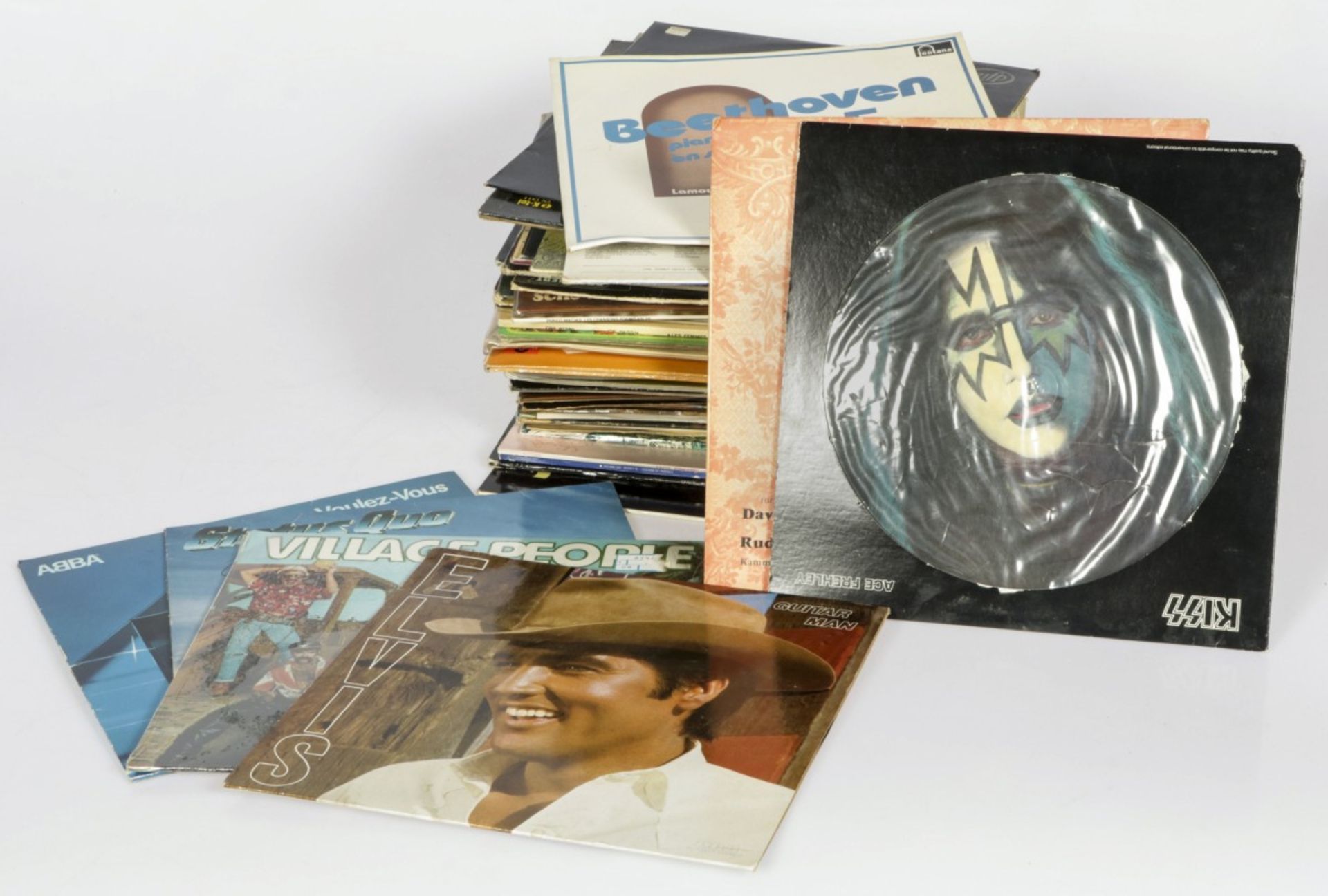 A lot with various LPs, inclusing Elvis Presley, Enrico Massias and classical music.