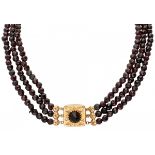 Three-row garnet necklace with a richly decorated yellow gold closure - 14 ct.