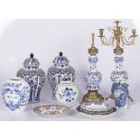 A lot comprised of various Delft(?) earthenware, Dutch, 20th century.