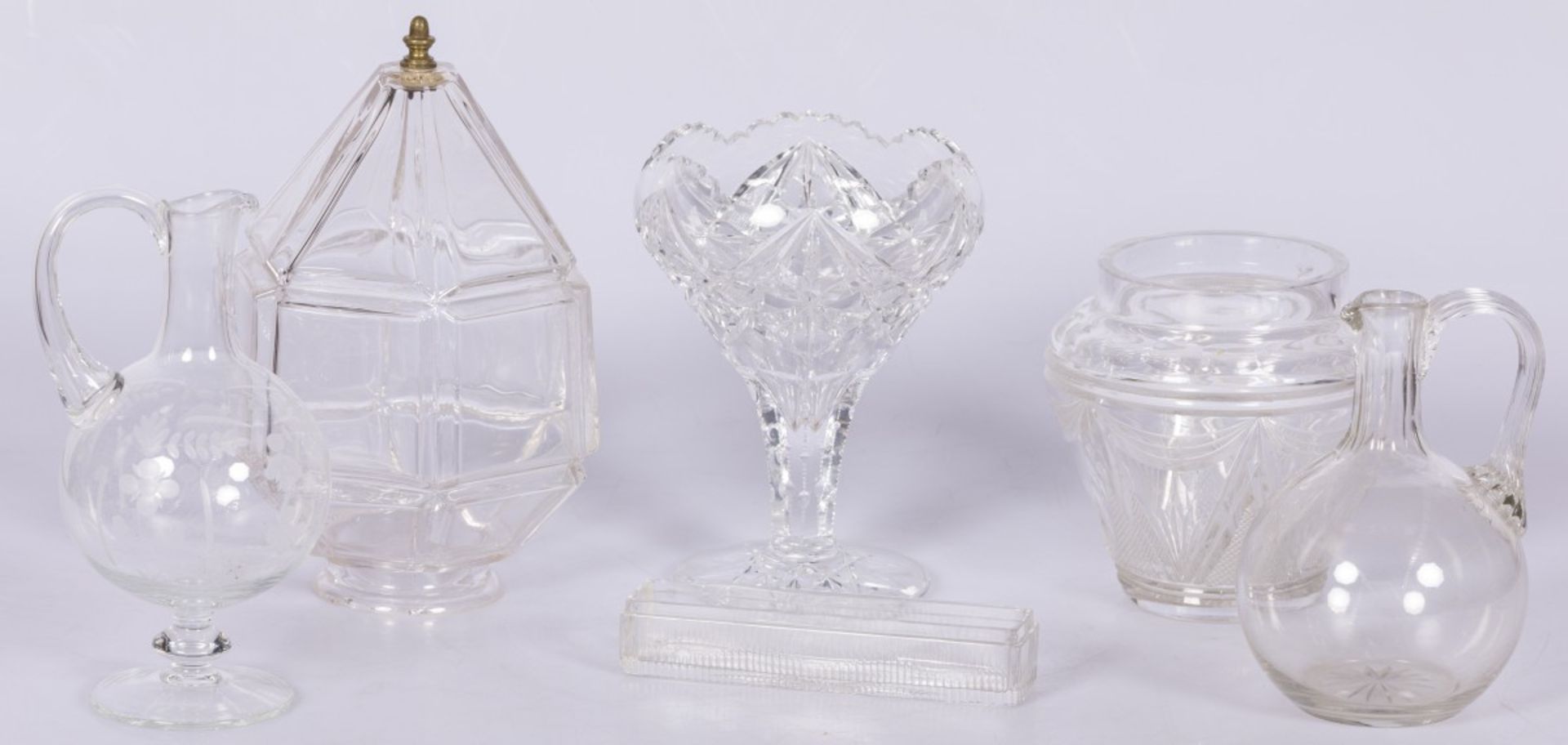 A lot of various glassware including a ceiling lamp and a cut glass coupe, 20th century.