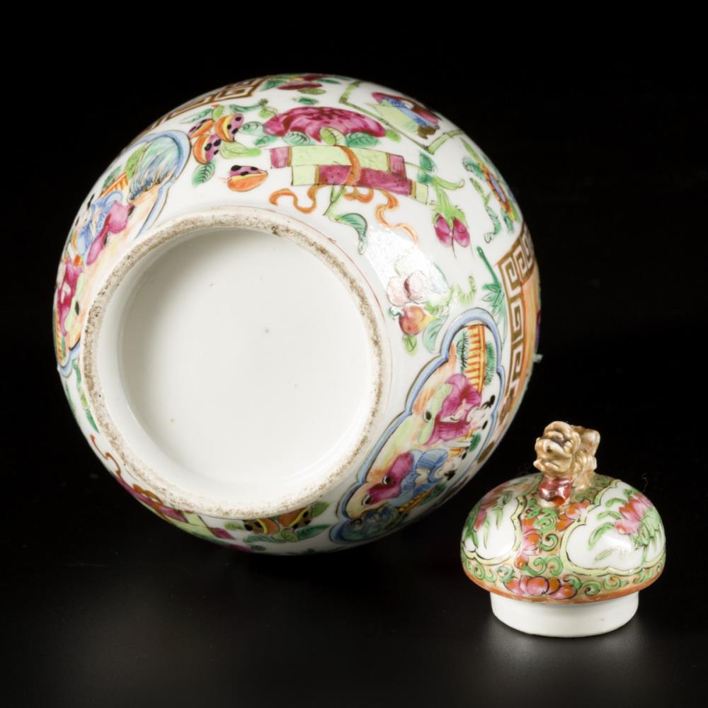 A porcelain storage jar with Canton decor, China, 19th century. - Image 6 of 6