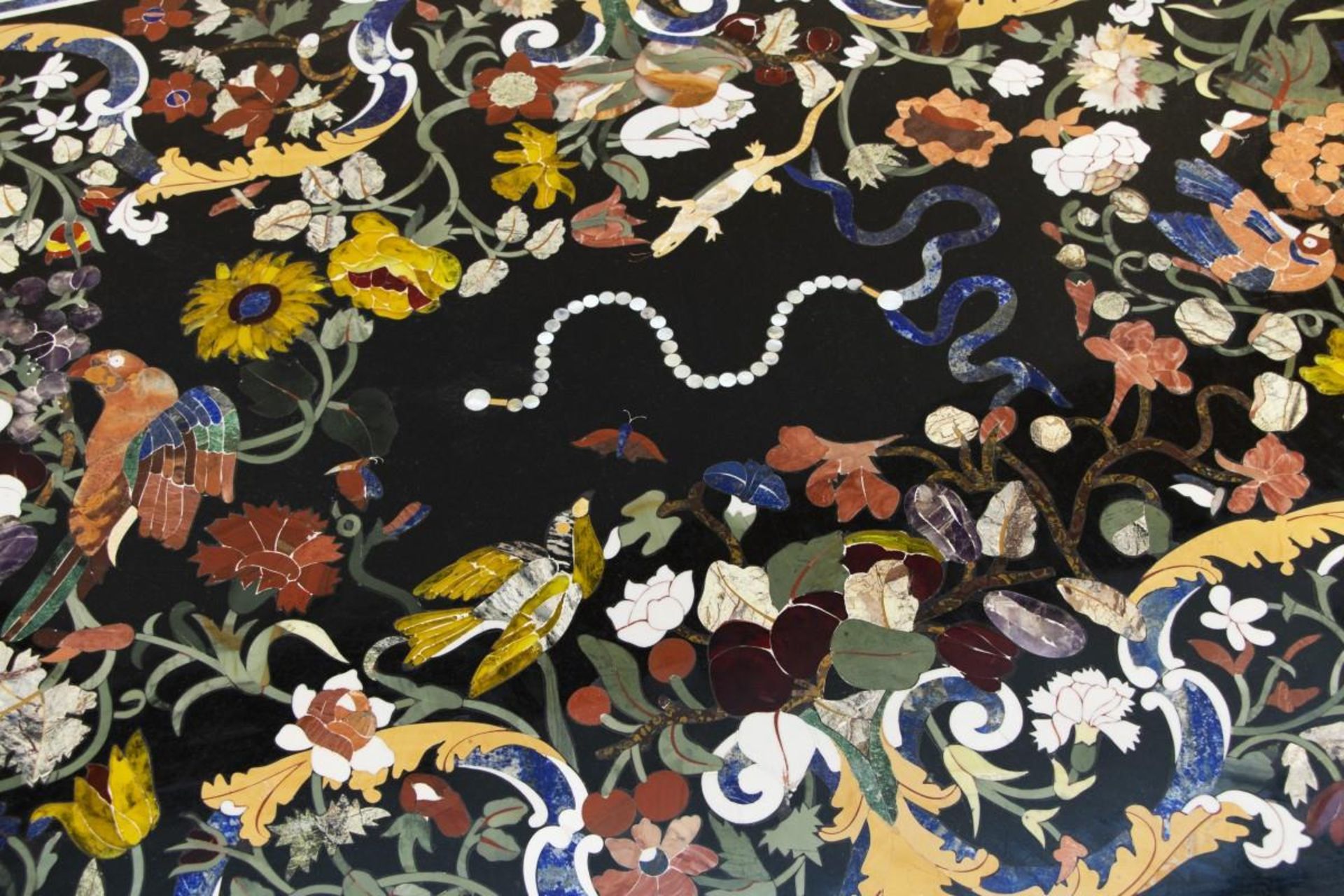 A rectangular Italian pietra dura table top with birds between blossom branches, 20th century. - Bild 2 aus 8