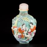 A porcelain famille rose snuff bottle decorated with 4 concubines and 16 children, marked Qianglong,