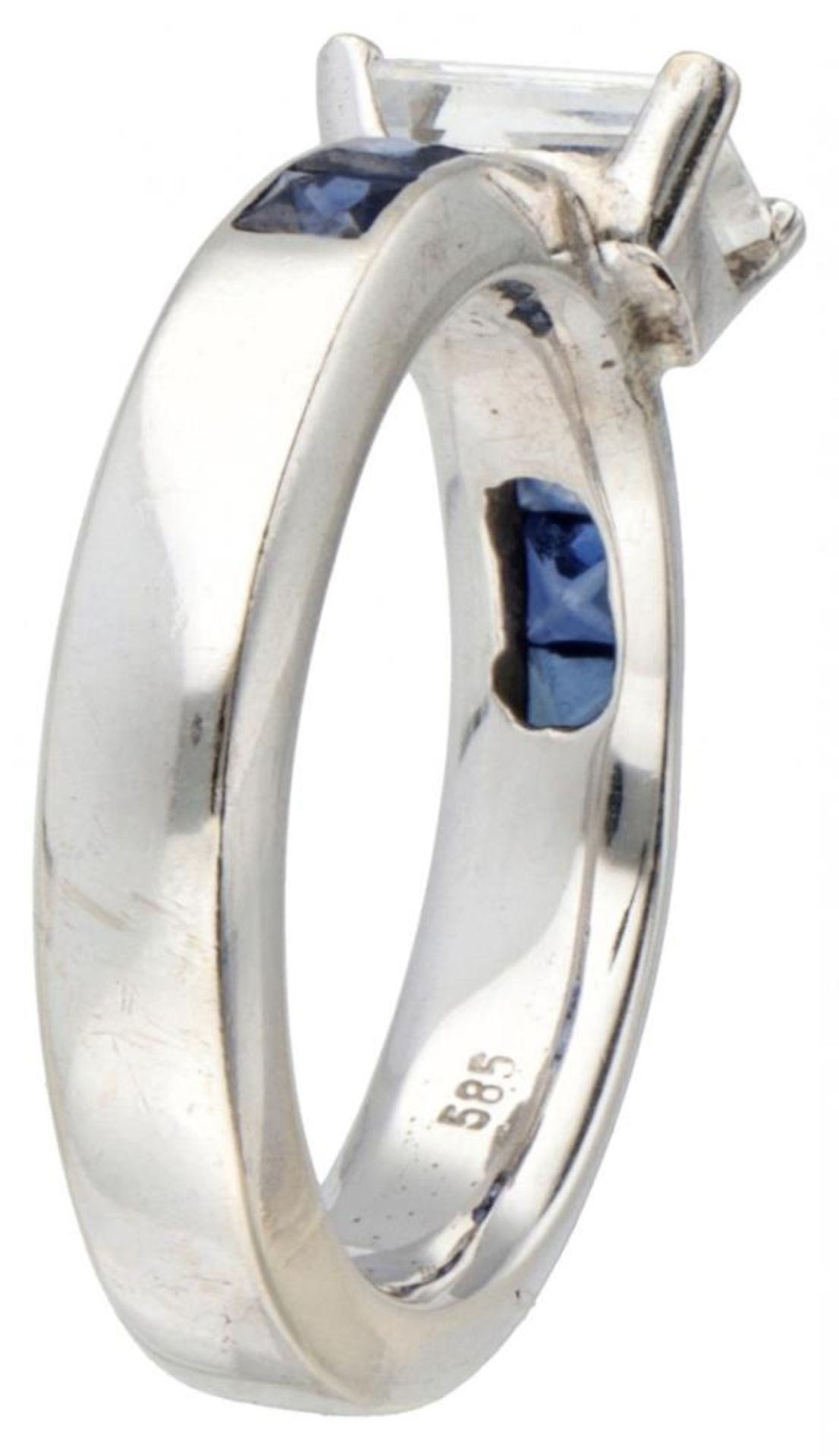 BLA 10K. White gold ring set with a cubic zirconia and sapphire. - Bild 2 aus 2