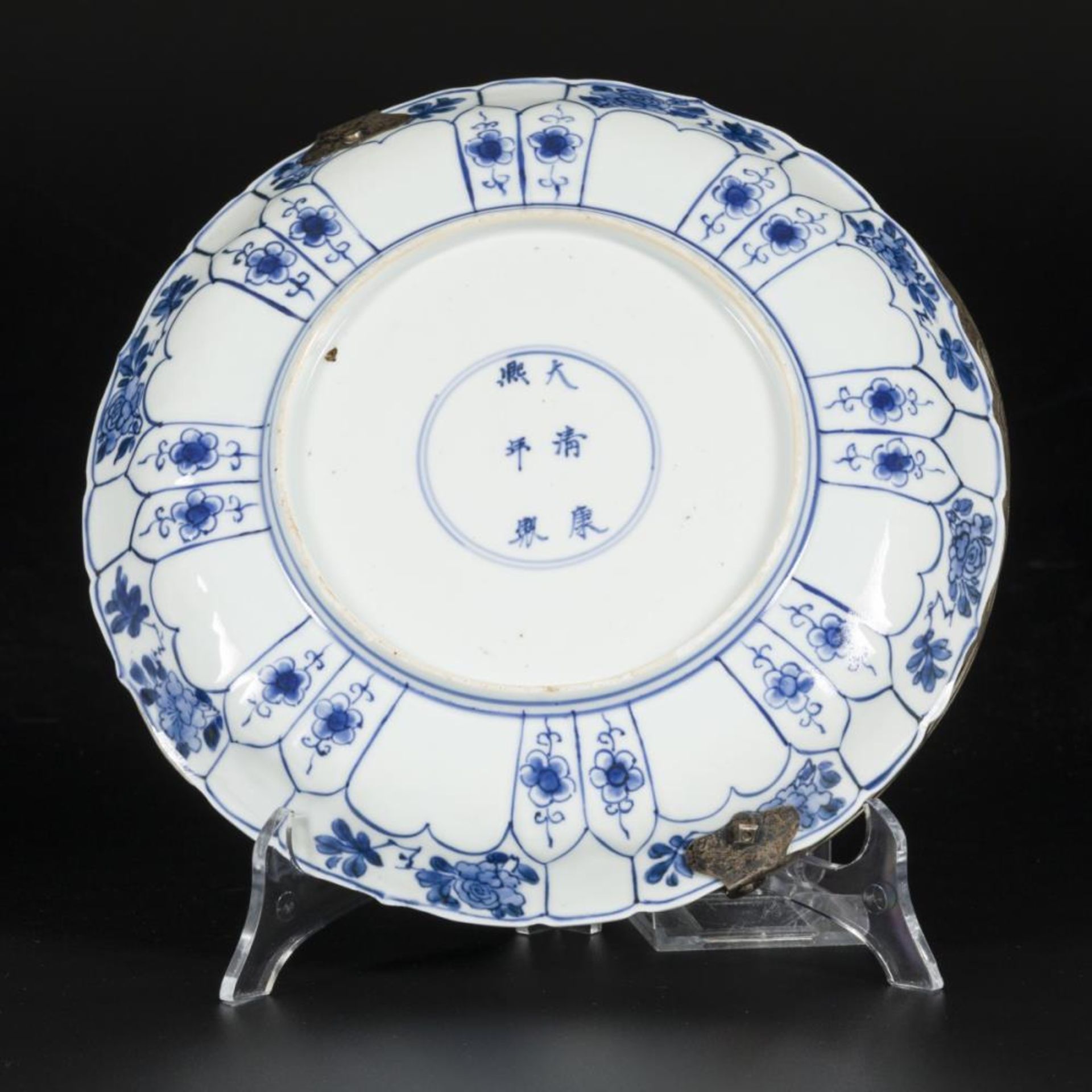 A porcelain charger with floral decoration, marked in period China, Kangxi. - Image 3 of 3