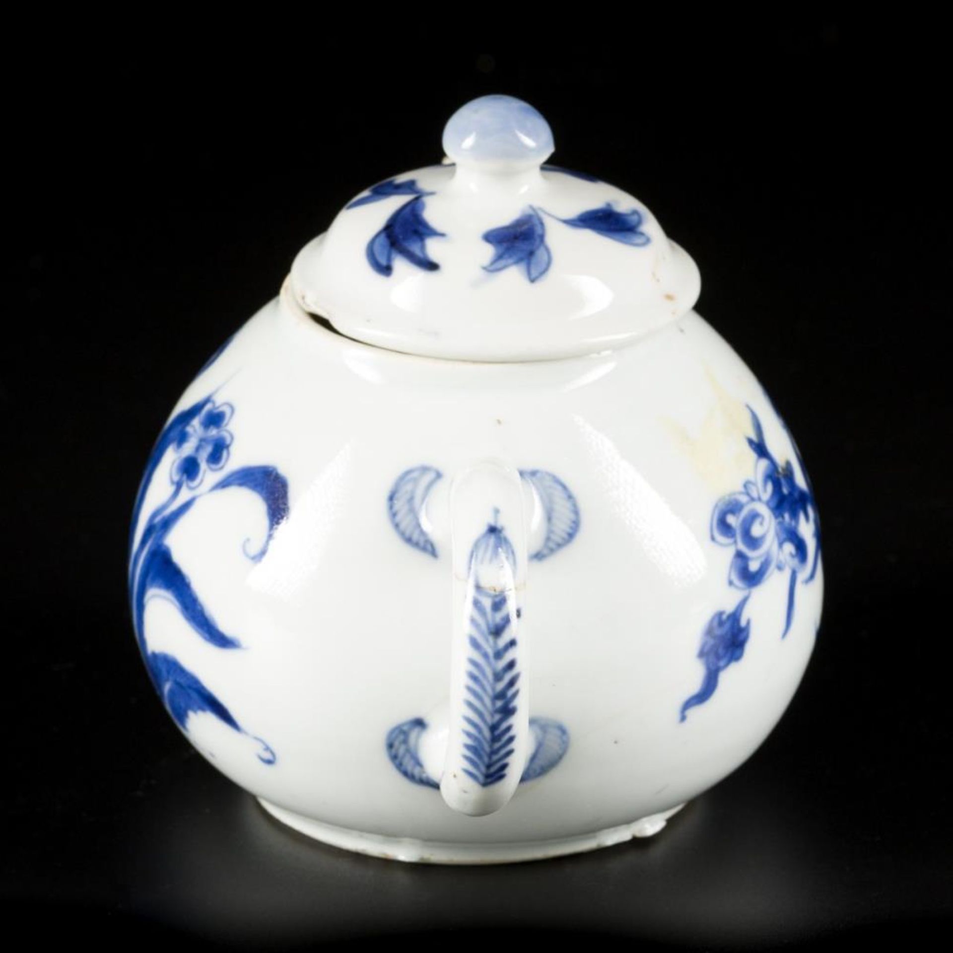 A porcelain teapot with floral decoration, China, Kangxi. - Bild 2 aus 7