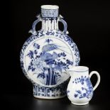 A lot consisting of a porcelain chocolate jug and a moonbottle, marked Kangxi. China, 18th & 19th ce