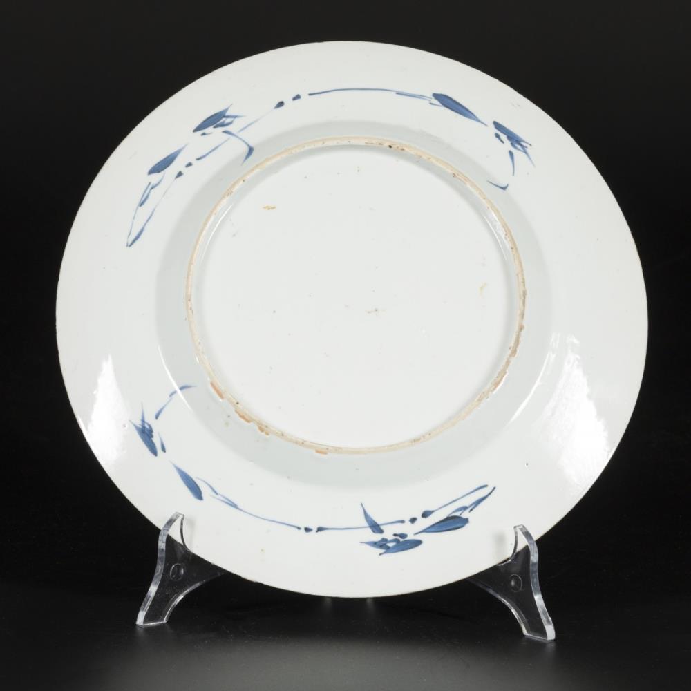 A porcelain plate with decoration of a vase with flowers, China, Kangxi. - Image 2 of 2