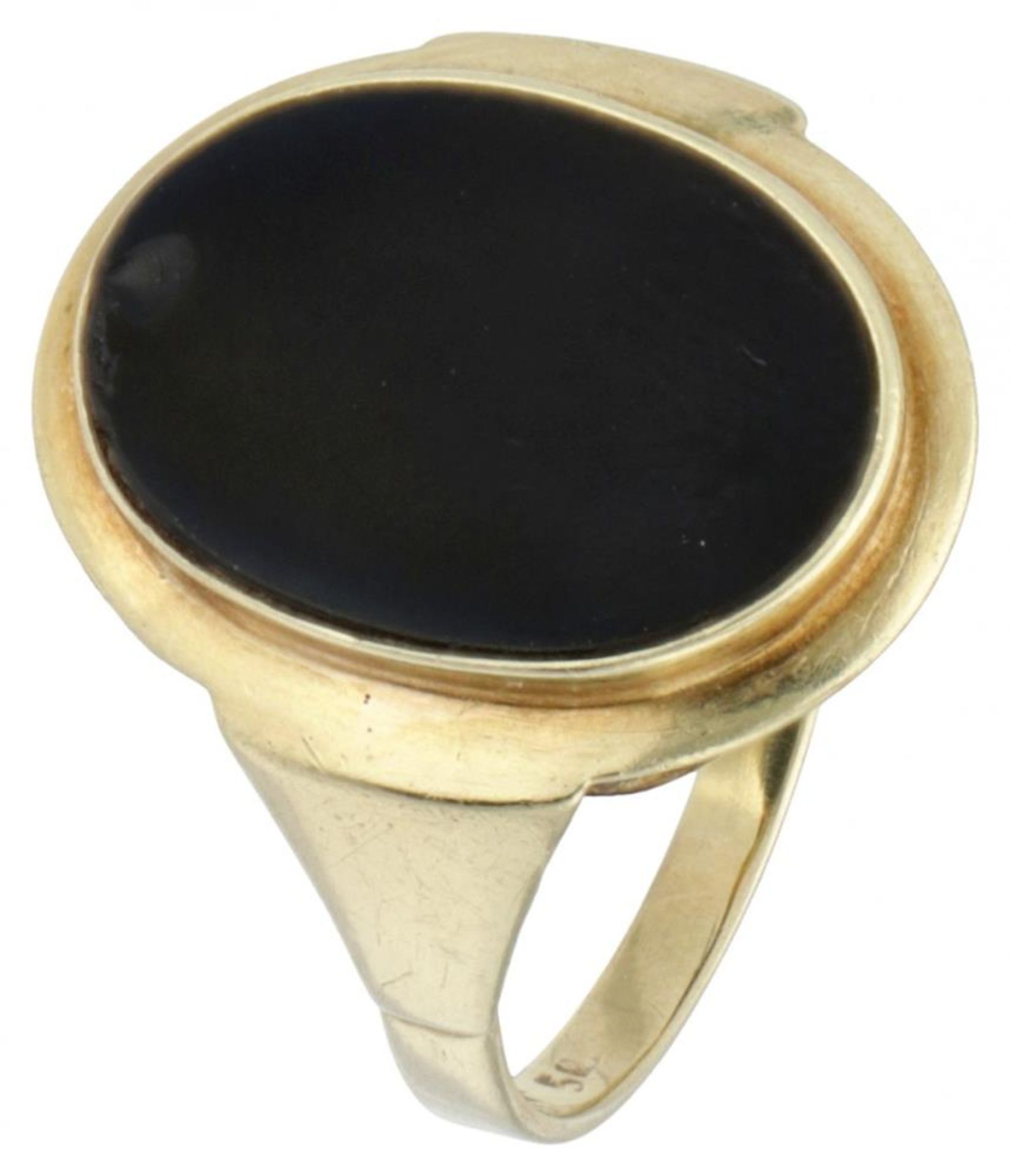 14K. Yellow gold oval signet ring set with onyx.