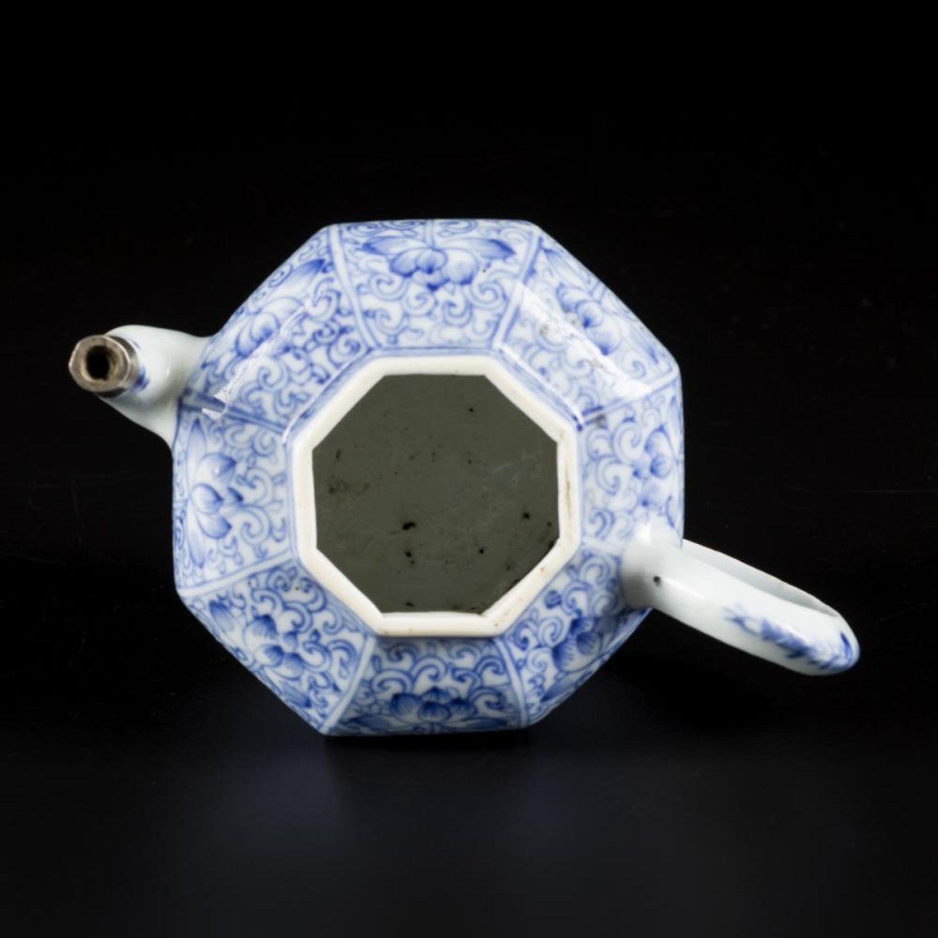 A porcelain teapot with floral decoration in compartments, China, Kangxi. - Bild 5 aus 6