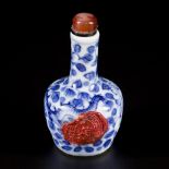 A porcelain double snuff bottle decorated with dragons, China, 19th century.