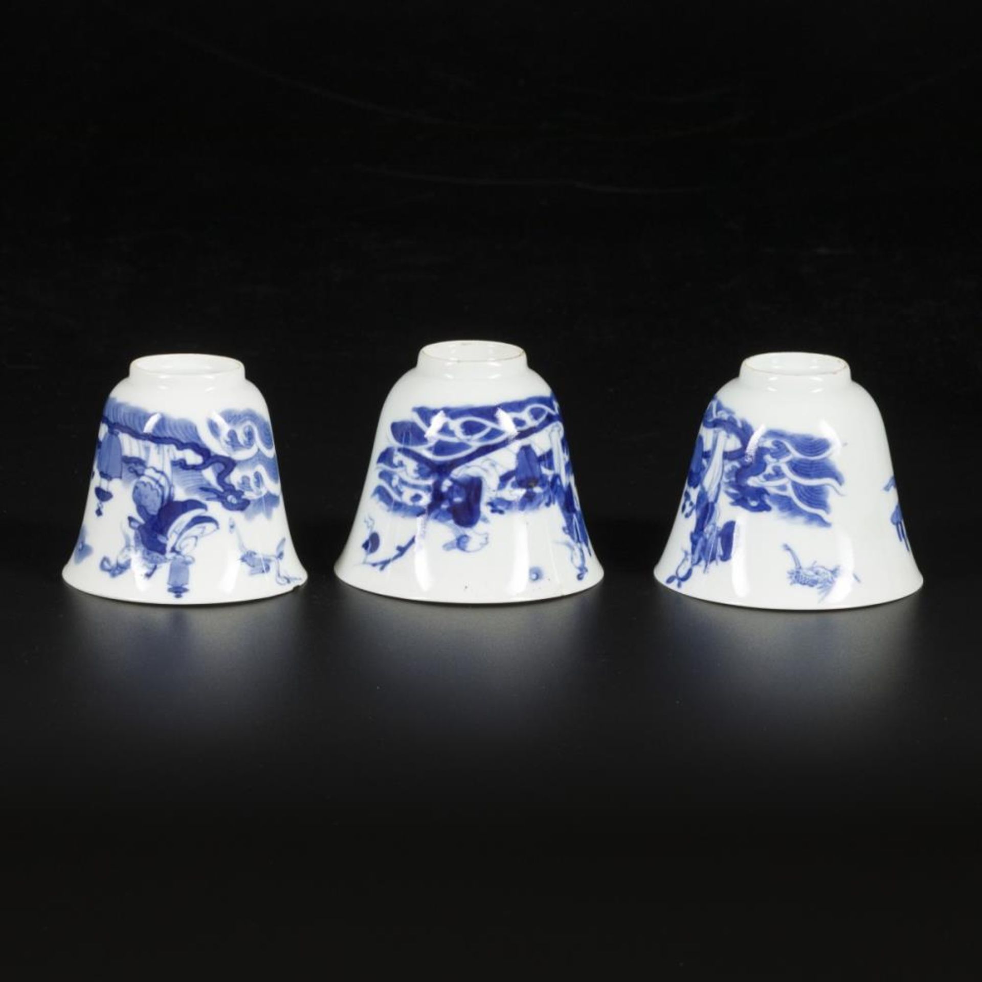 A set of (3) porcelain cups with decoration of Chinese figures, China, Kangxi. - Bild 3 aus 3