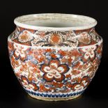 A porcelain cachepot with Imari decoration, Japan, circa 1800.