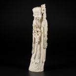 An ivory sculpture of a Chinese gentleman, China, 1st half 20th century.