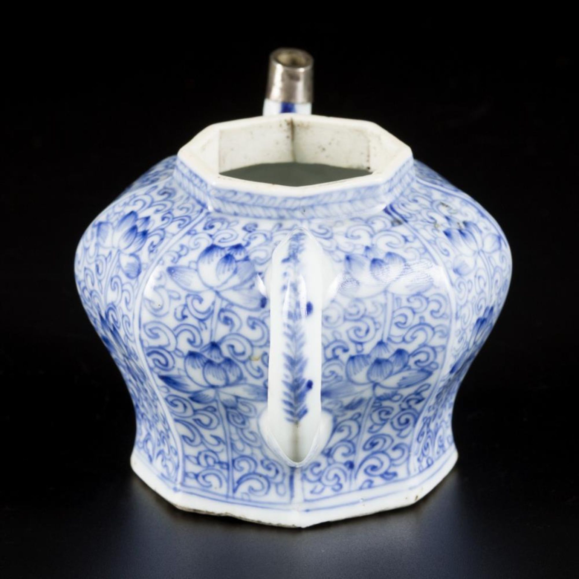 A porcelain teapot with floral decoration in compartments, China, Kangxi. - Bild 2 aus 6