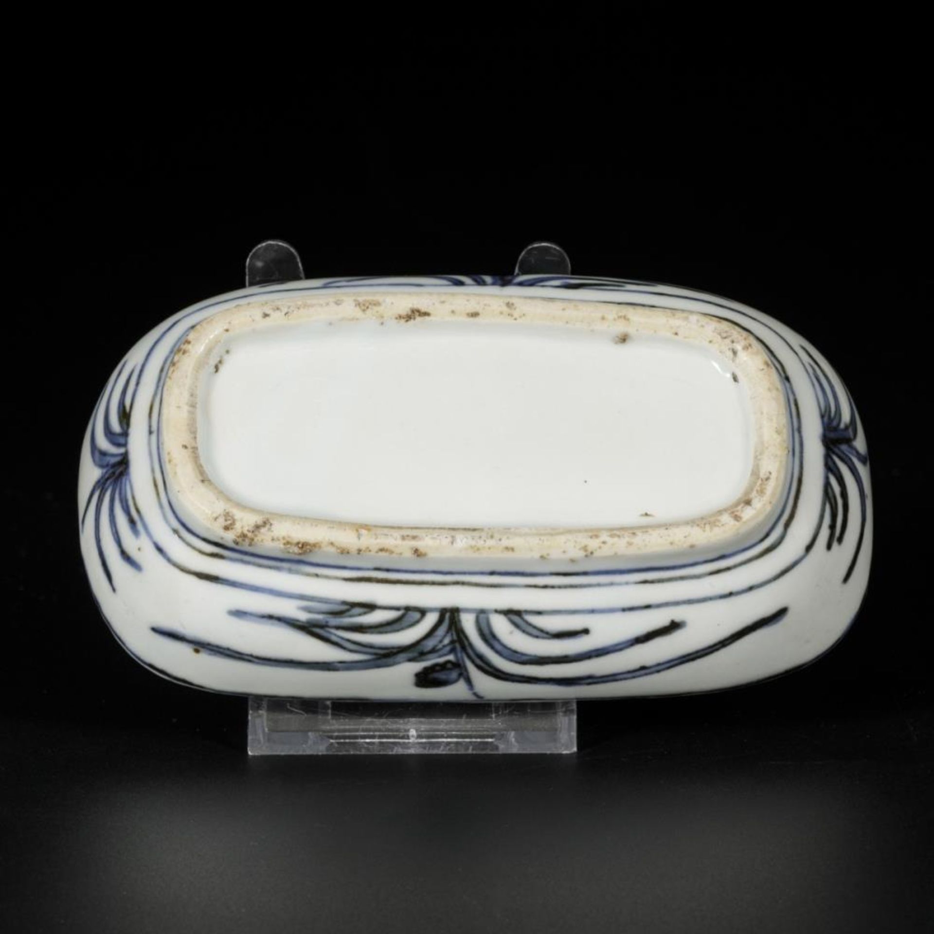 A porcelain lidded box with decor of a bird in a landscape, China, Wanli. - Bild 6 aus 6