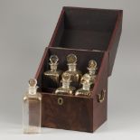 A mahogany veneered liquor cabinet with six flasks, eind 19e eeuw.
