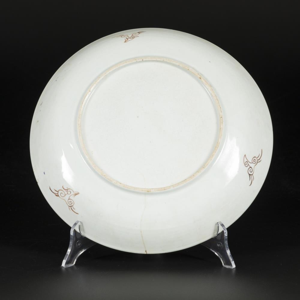 A porcelain charger with floral decorations, China, 18th century. - Image 2 of 2