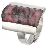 Silver Bengt Hallberg modernist ring set with rhodonite - 925/1000.