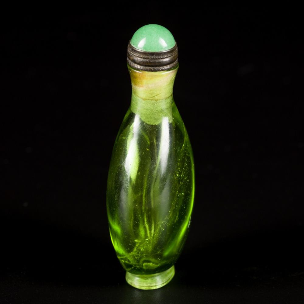 A green glass snuff bottle, marked Qianlong, China, 18th/19th century. - Image 4 of 6