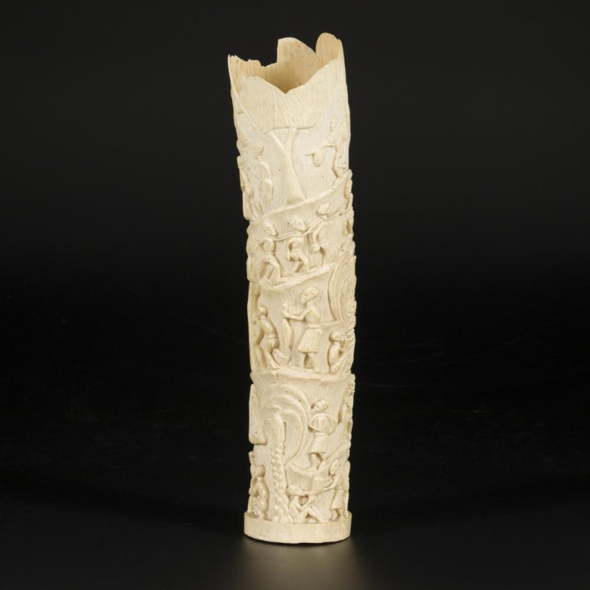 An ivory carving with depictions of African villagers, DRC, ca. 1920/30. - Image 3 of 6