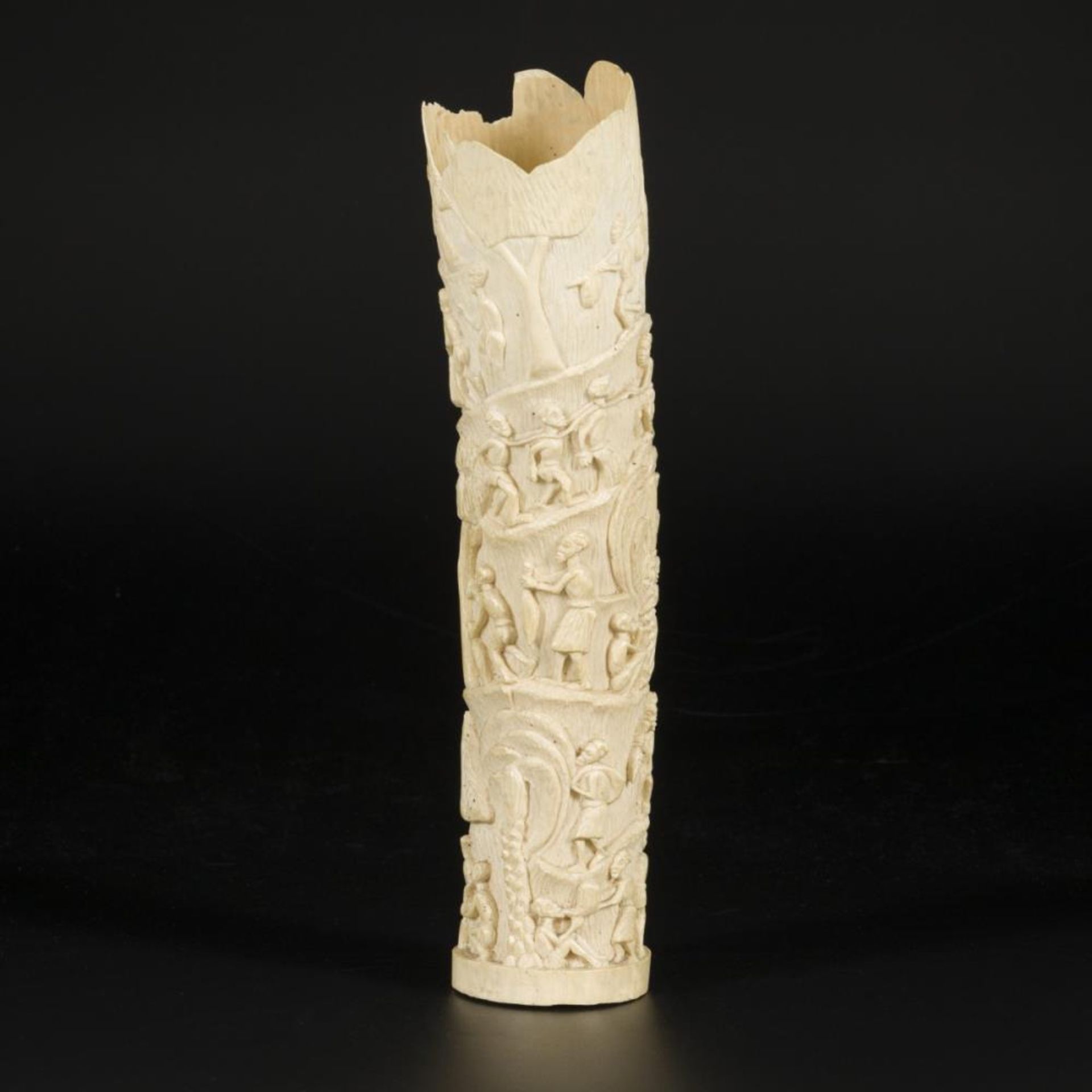 An ivory carving with depictions of African villagers, DRC, ca. 1920/30. - Bild 3 aus 6