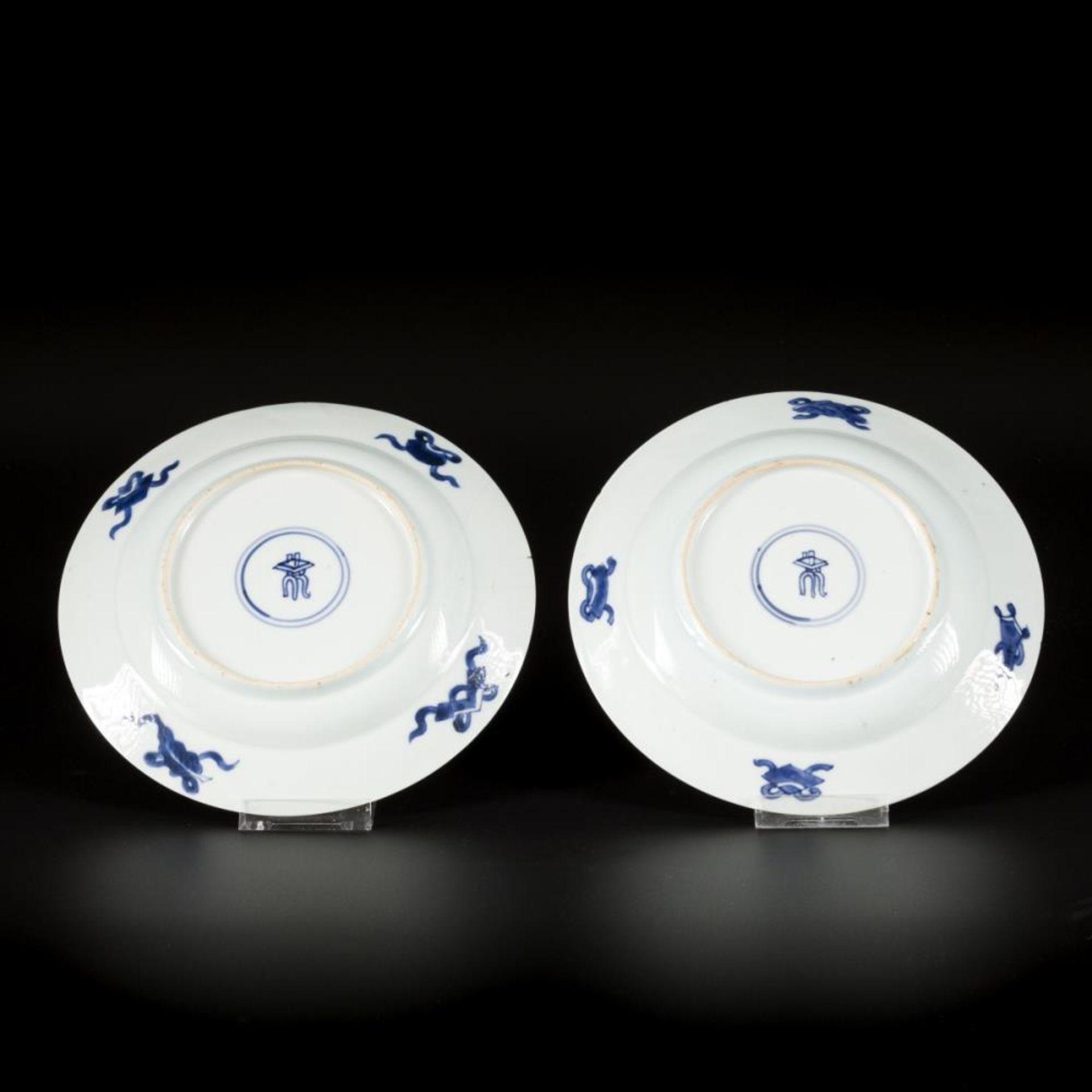 A set of (2) porcelain plates with lotus decoration in reversed technique, marked with incense burne - Bild 4 aus 6