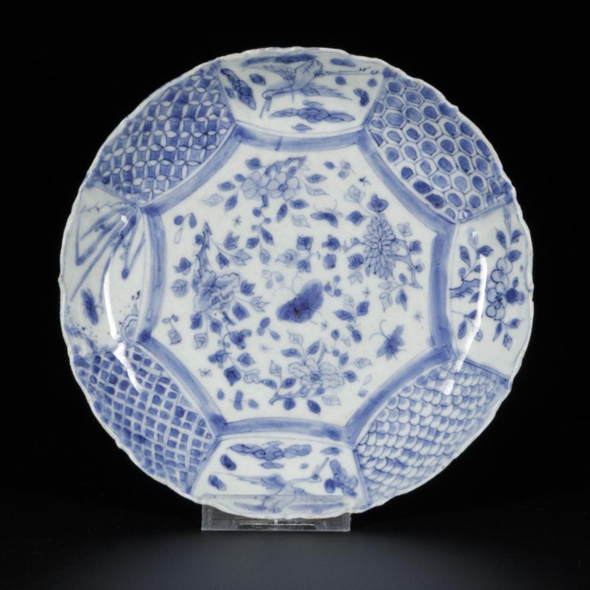 A "kraak" porcelain plate with floral decor in compartmentalisation, China, Wanli.
