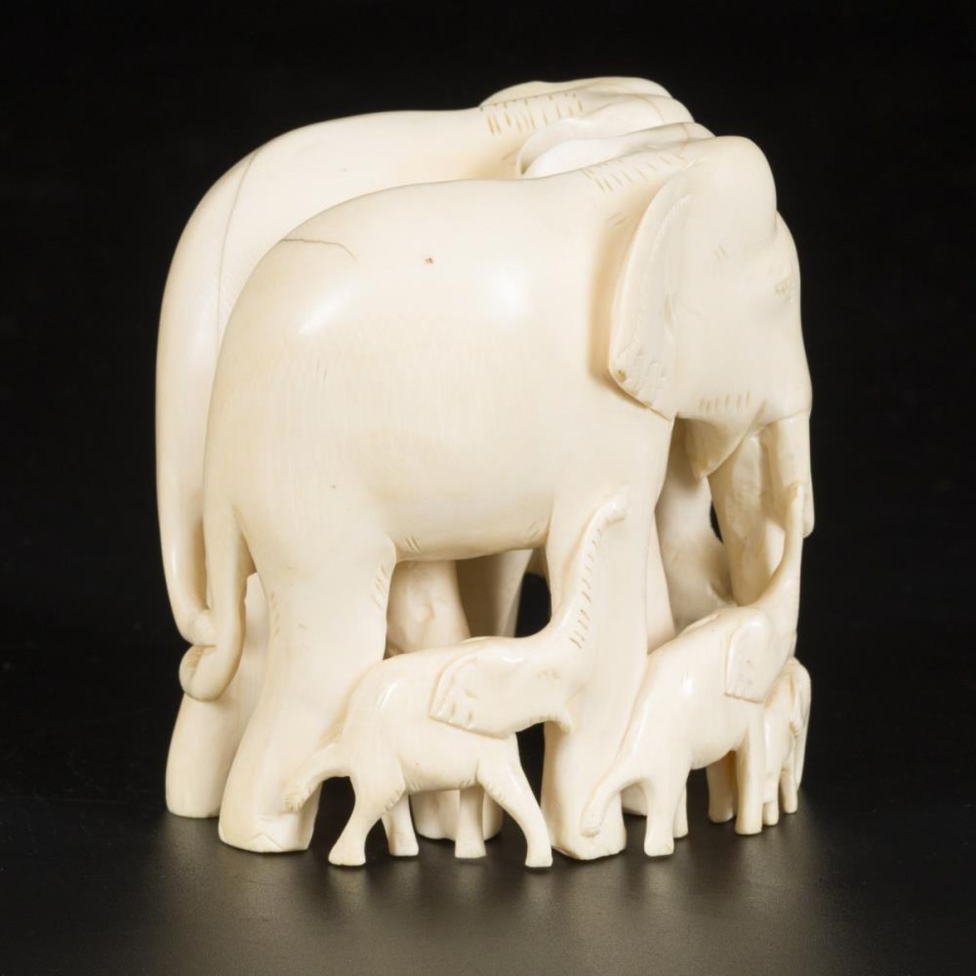 An ivory carving depicting a group of elephants, DRC, ca. 1920/30. - Bild 3 aus 5