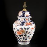 A porcelain lidded vase with Imari decoration, Japan, 18th century.