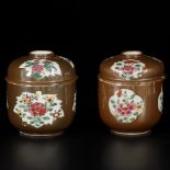 A lot of (2) porcelain lidded pots with famille rose decor on capucine fond, China, Qianglong.