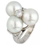18K. White gold vintage ring set with approx. 0.20 ct. diamond and freshwater pearls.