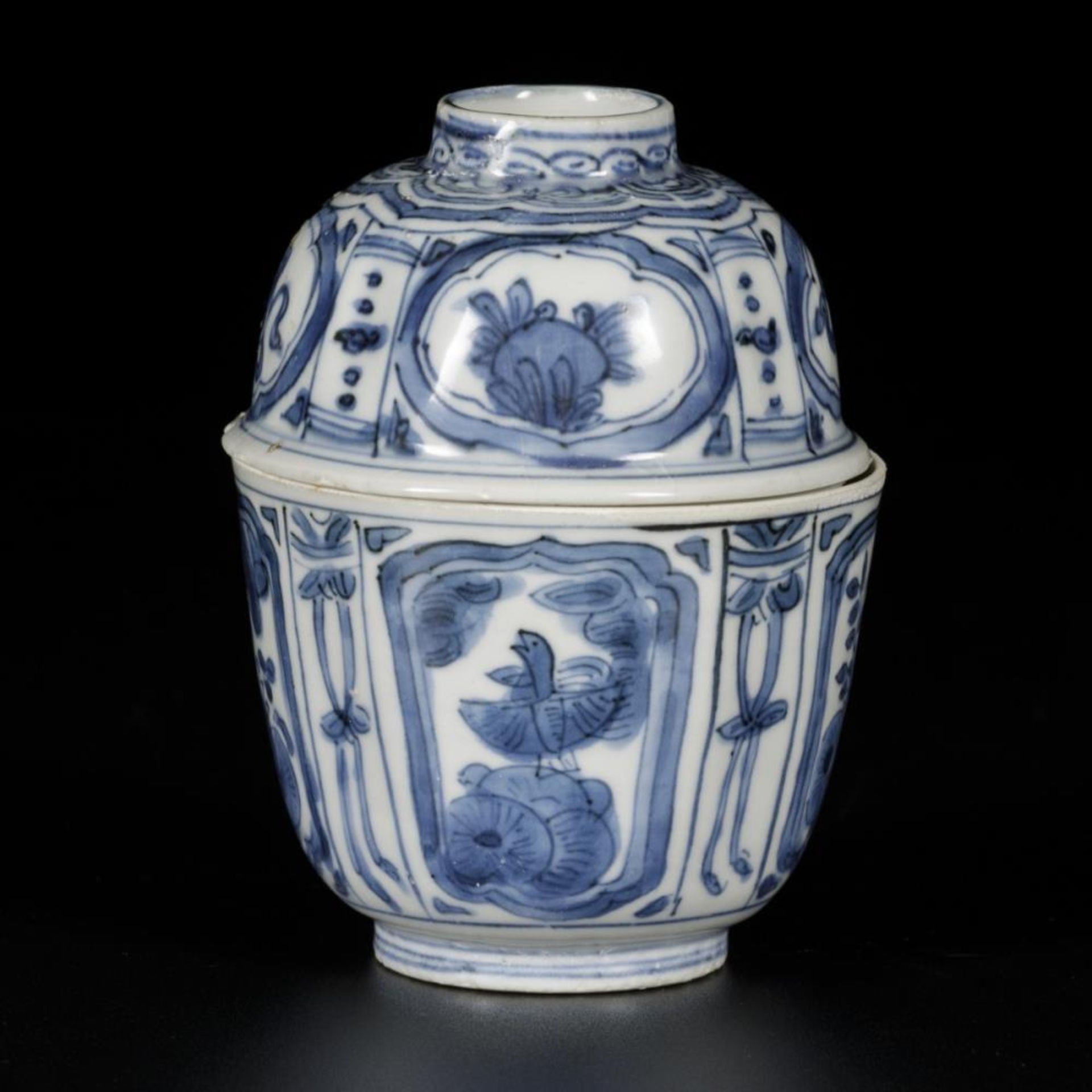 A porcelain lidded bowl with floral decor, China, Wanli. - Bild 2 aus 7