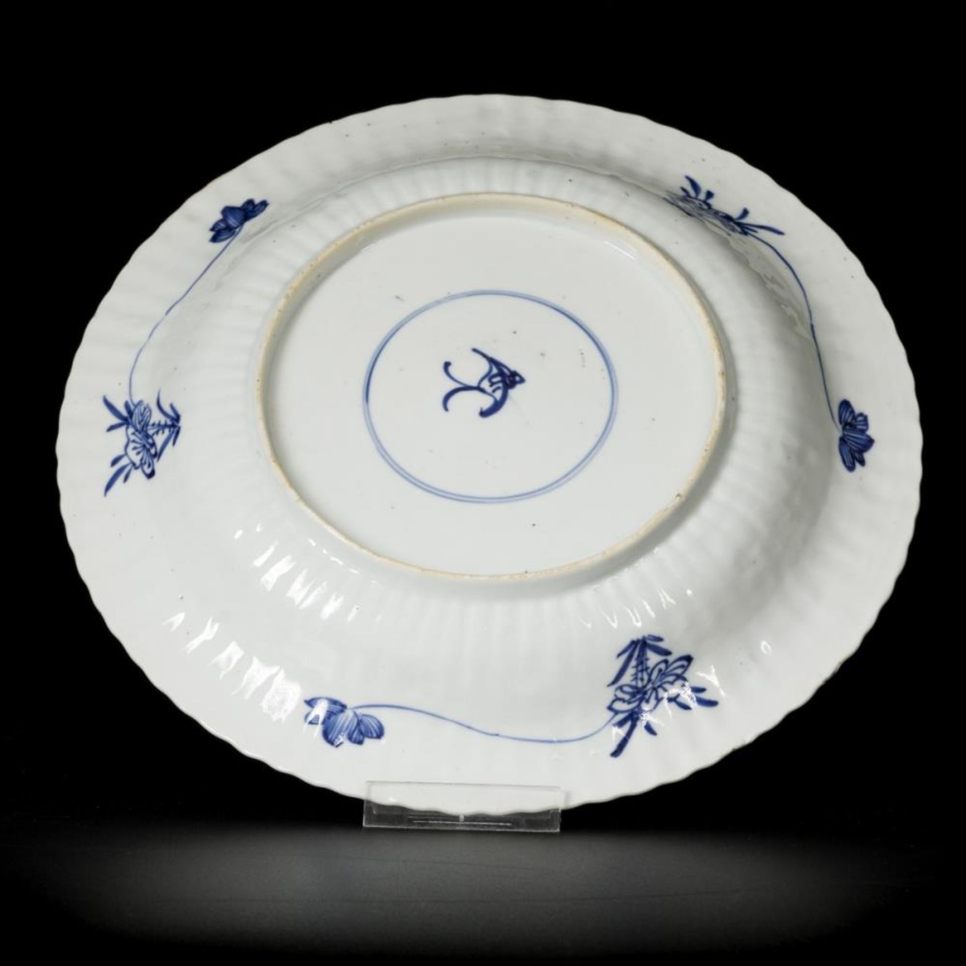 A porcelain ribbed charger with floral decoration, China, Kangxi. - Bild 3 aus 3