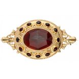 14K. Yellow gold vintage brooch set with garnet.