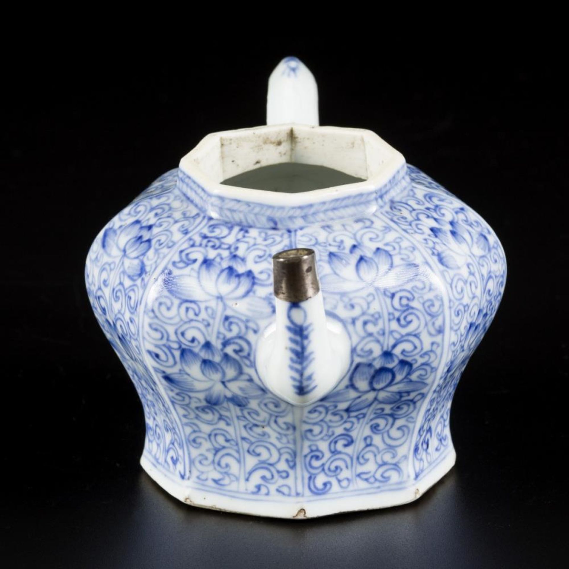 A porcelain teapot with floral decoration in compartments, China, Kangxi. - Bild 4 aus 6