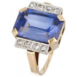 14K. Yellow gold retro ring set with approx. 7.96 ct. synthetic sapphire and rose cut diamond.