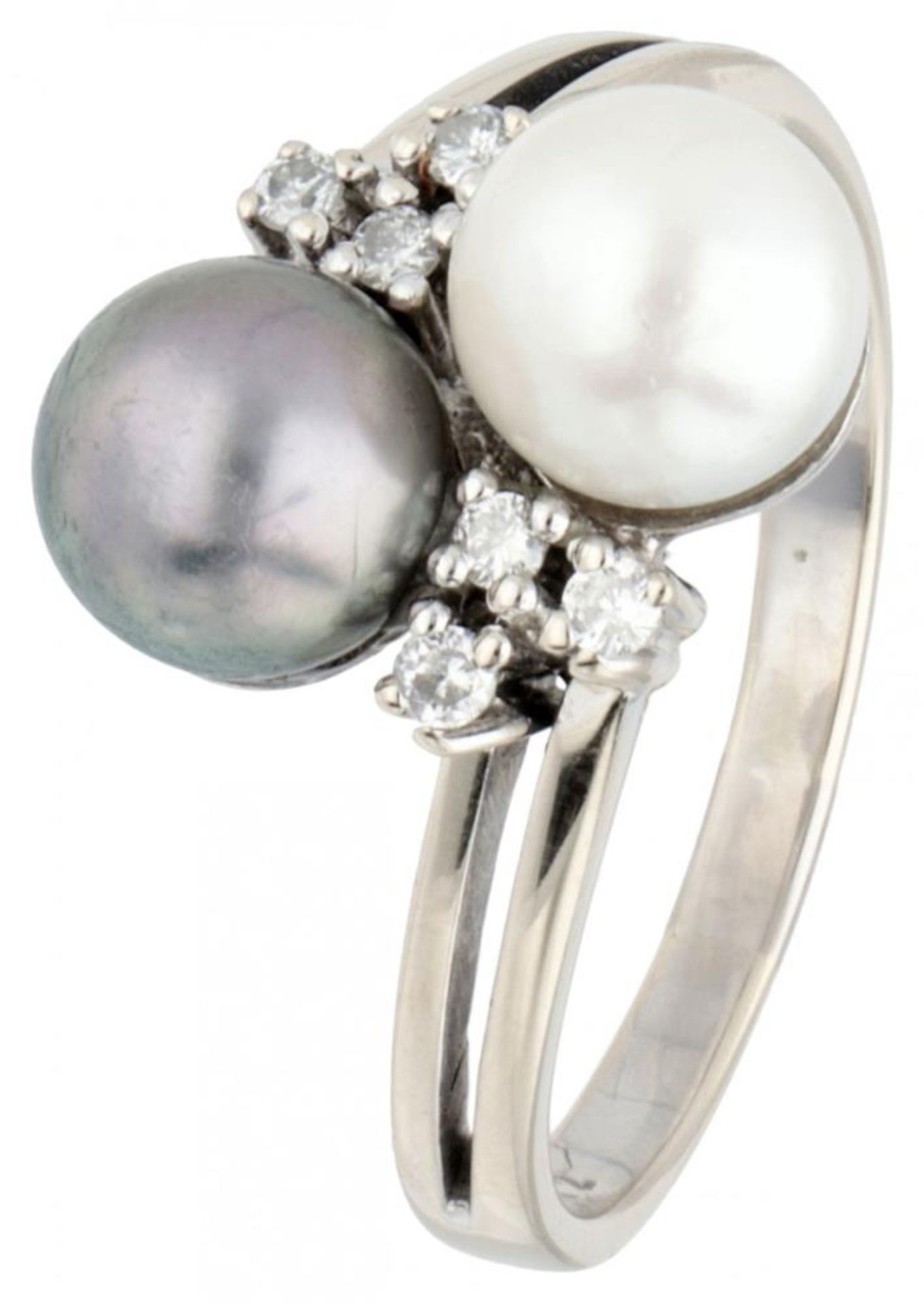 18K. White gold ring set with approx. 0.06 ct. diamonds and cultivated pearls.