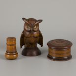 A (3)-part lot treenware comprising a turned inkwell, an owl-inkwell, and a lidded box, England, ca.