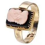 BLA 10K. Yellow gold ring with a cameo set on onyx.