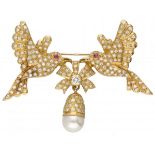 18K. Yellow gold brooch set with approx. 1.91 ct. diamond, freshwater pearl and ruby.
