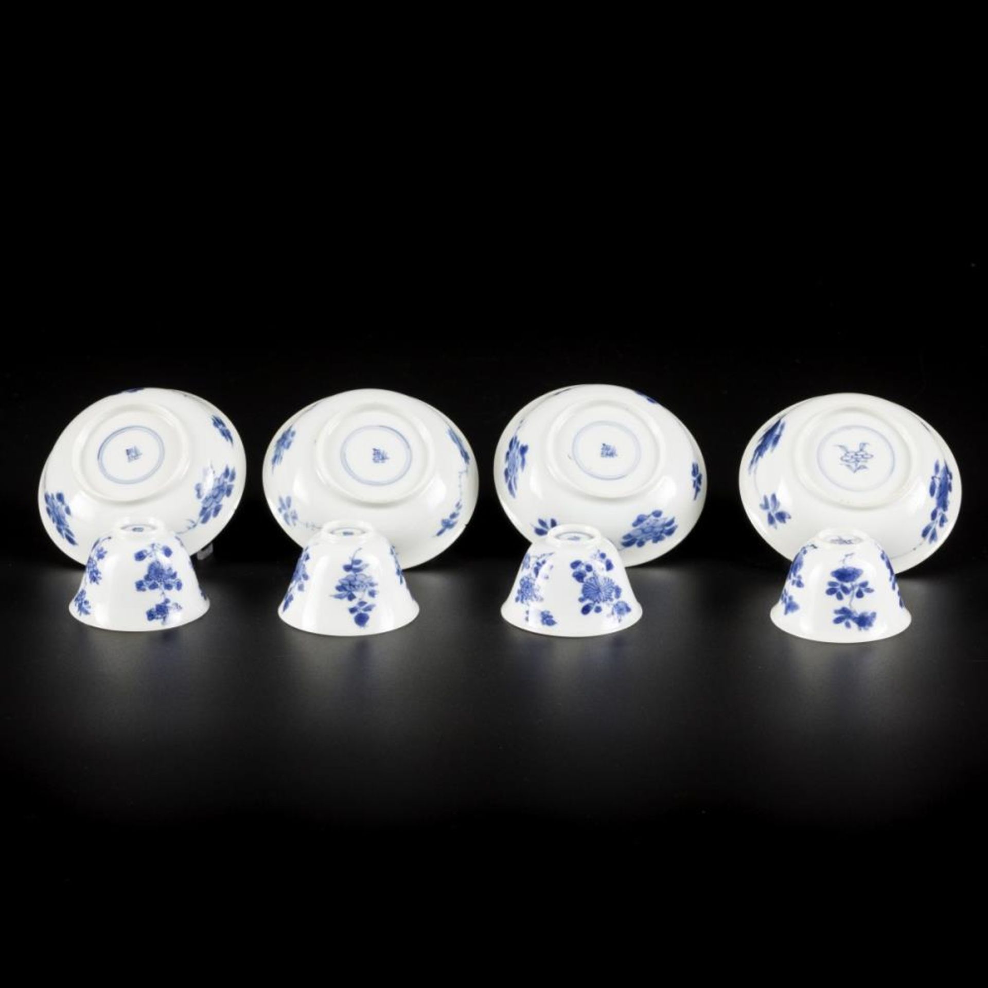 A set of (4) porcelain miniature cups and saucers with floral decoration, China, Kangxi. - Bild 3 aus 3