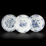 A lot comprising (3) porcelain plates with floral decoration, China, Qianglong.