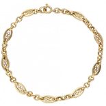 18K. Yellow gold filigree link bracelet.