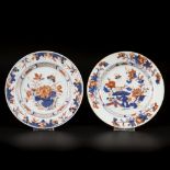 A lot comprised of (2) porcelain plates with Imari decoration, China, 18th century.