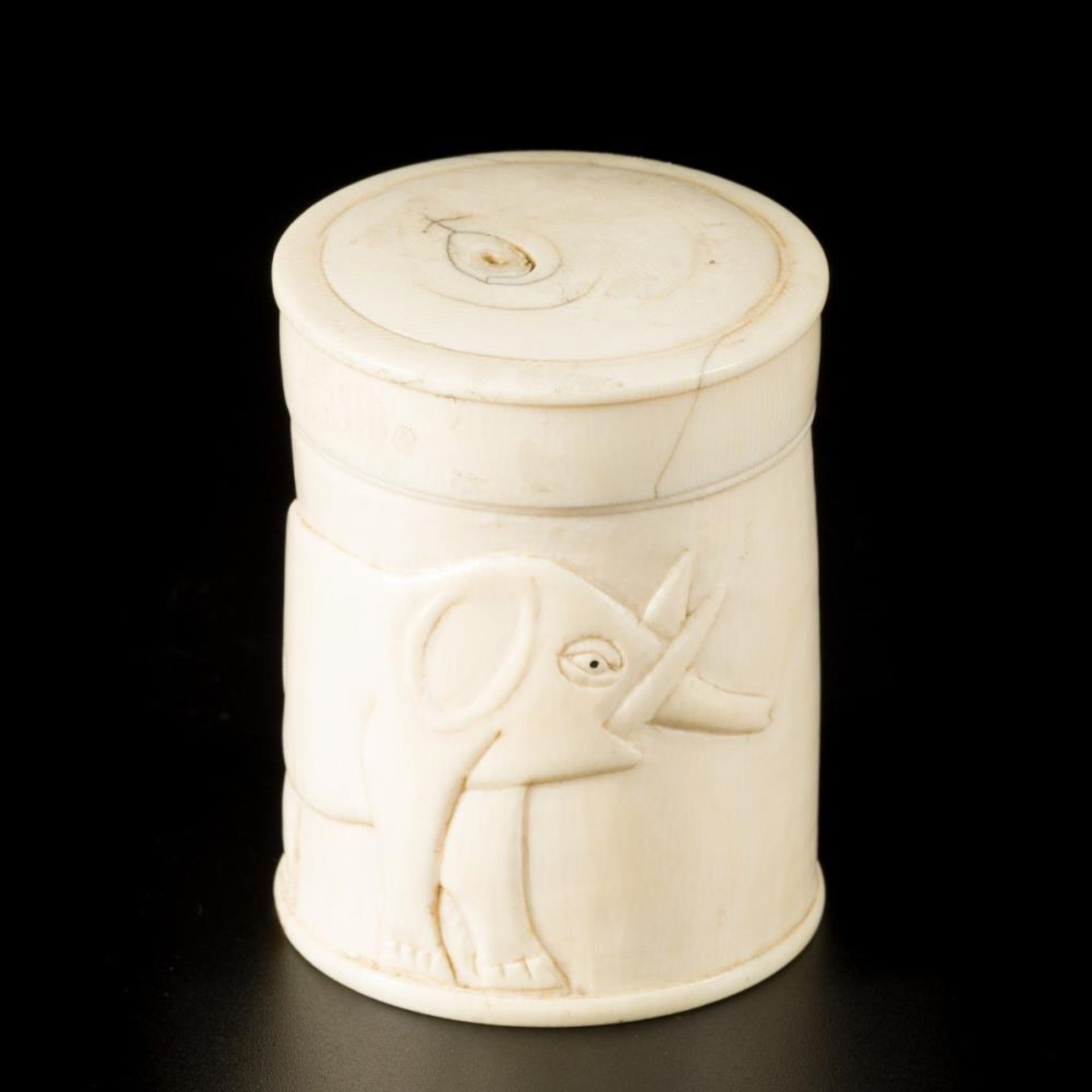 two ivory carvings of a villagescene above a wokmans head, and a lidded pot decorated with elephants - Bild 2 aus 4