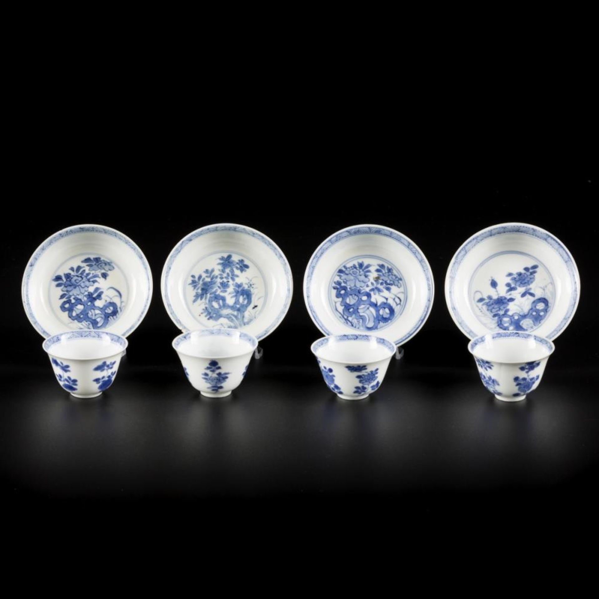 A set of (4) porcelain miniature cups and saucers with floral decoration, China, Kangxi. - Bild 2 aus 3