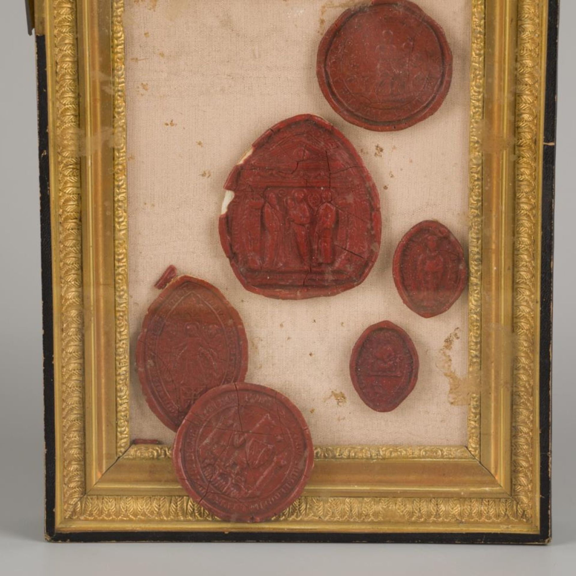 A set of (6) various laquer wax seals in Empire-style frame, France, 19th century. - Image 3 of 3