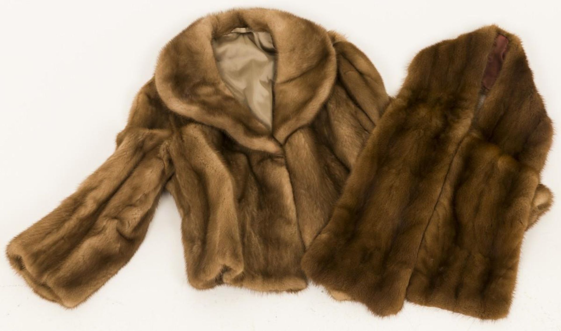 A lot comprised of (2) clothing pieces of fox fur, jacket and stola, 20th century.