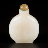A Hetian white jade snuff bottle, flat model, China, 18th/19th century.